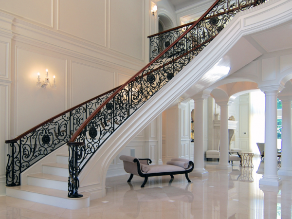 Tangga marmer dengan railing logam bergaya viktorian